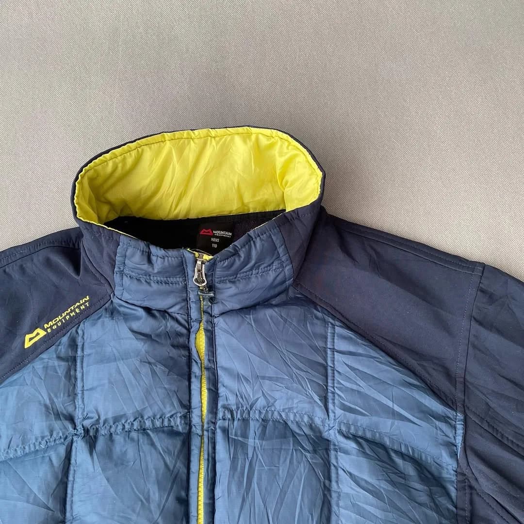 کاپشن ترکیبی پر و پلار سایز ۱۱۰ Mountain Equipment، رنگ سرمهای و زرد، جنس پلاستیک، کوتاه یقه ایستاده آستین بلند