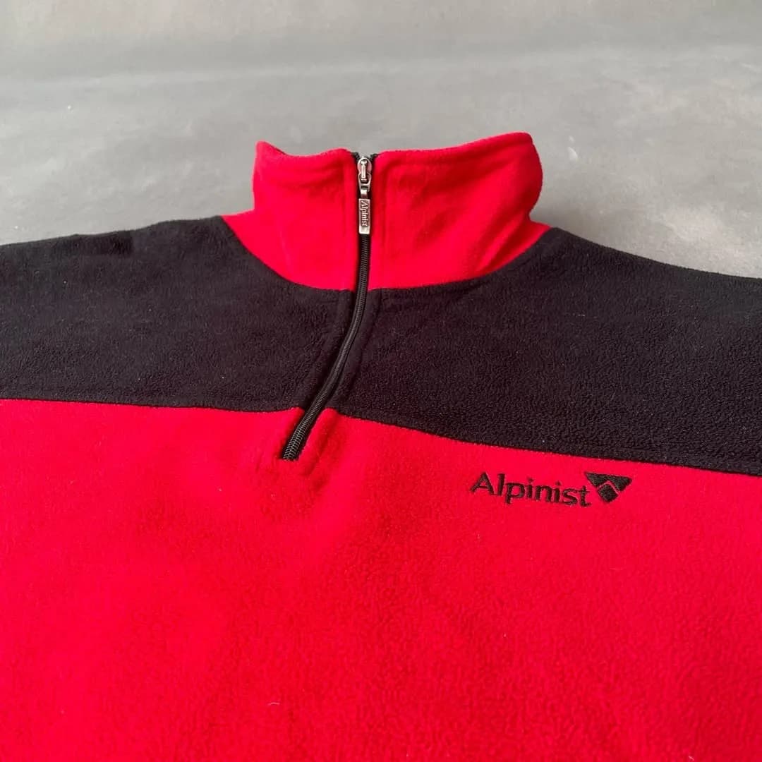 پلوور سایز ۹۵ Alpinist، رنگ قرمز و مشکی، جنس مخمل، یقه ایستاده زیپدار