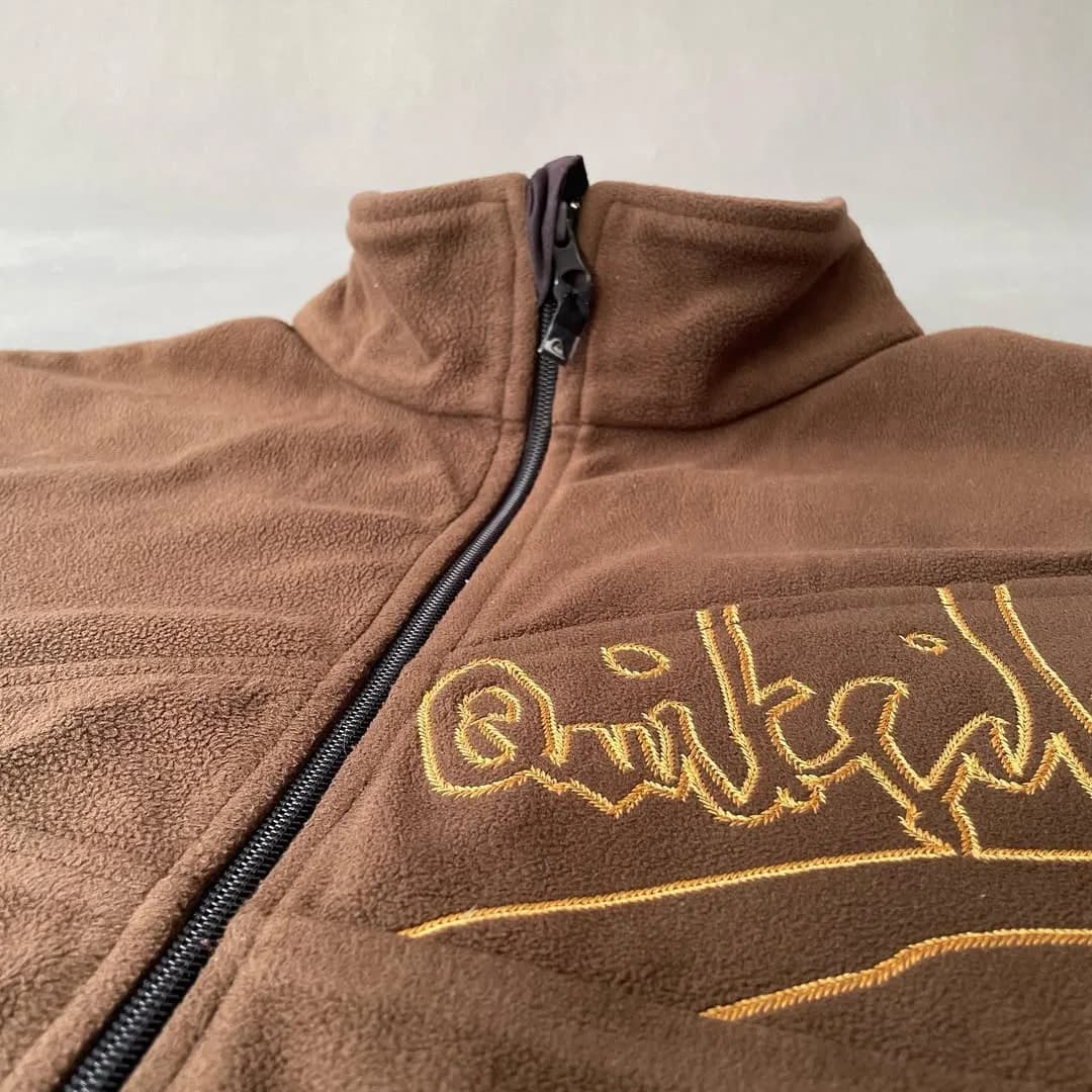 کت پلار سایز M Quiksilver، رنگ قهوهای، طرح گلدوزی، یقه بلند، زیپدار