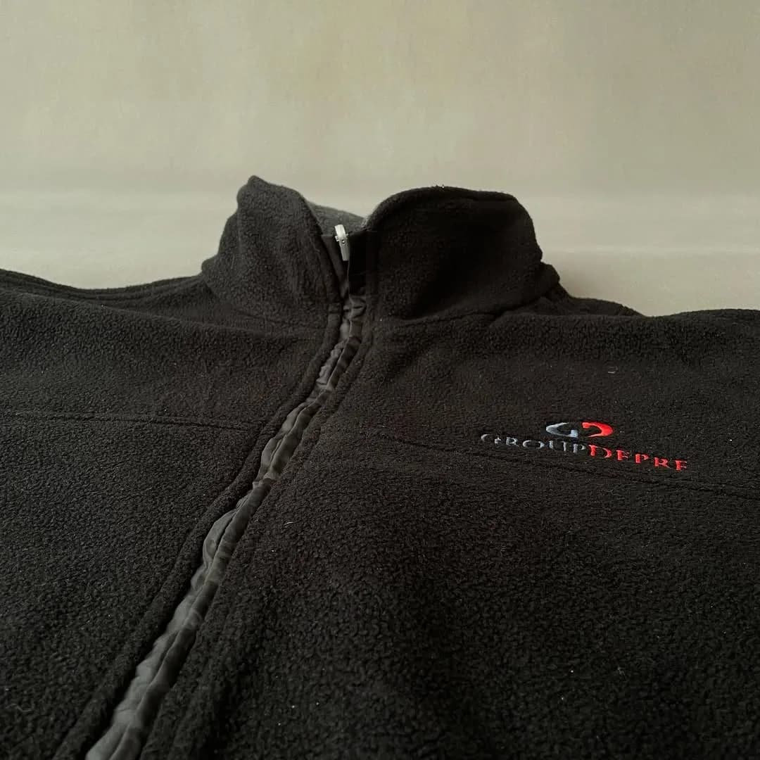 ژاکت سایز L، رنگ مشکی، قرمز و سفید، جنس مخمل، کوتاه، یقه ایستاده، تمامزیپ، آزاد