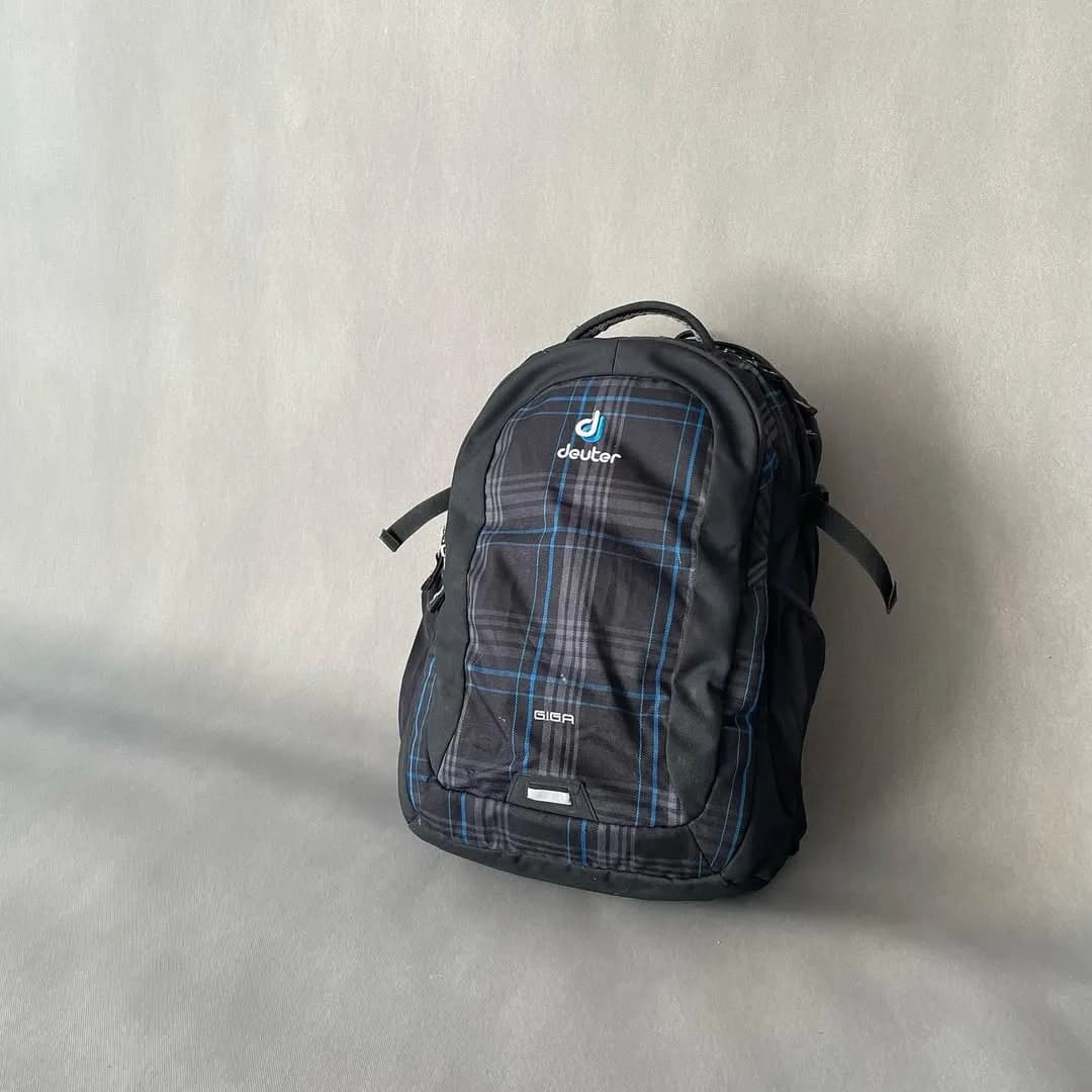 کوله پشتی گیگا Deuter، رنگ مشکی و آبی، طرح چهارخانه، کوله پشتی شهری