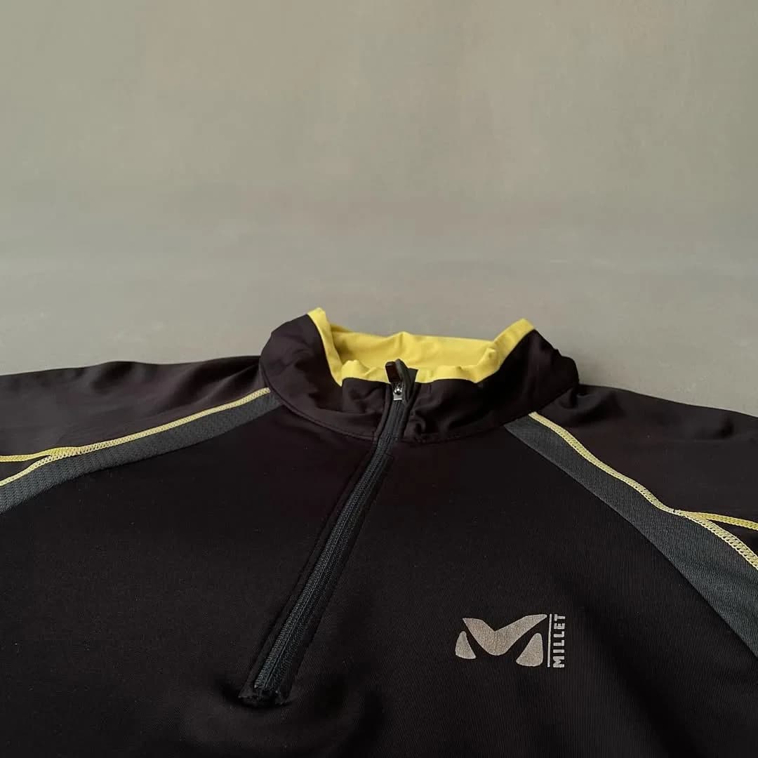 بلوز ورزشی سایز M، رنگ مشکی، زرد و خاکستری، جنس پلیاستر، یقه ایستاده آستینبلند زیپدار