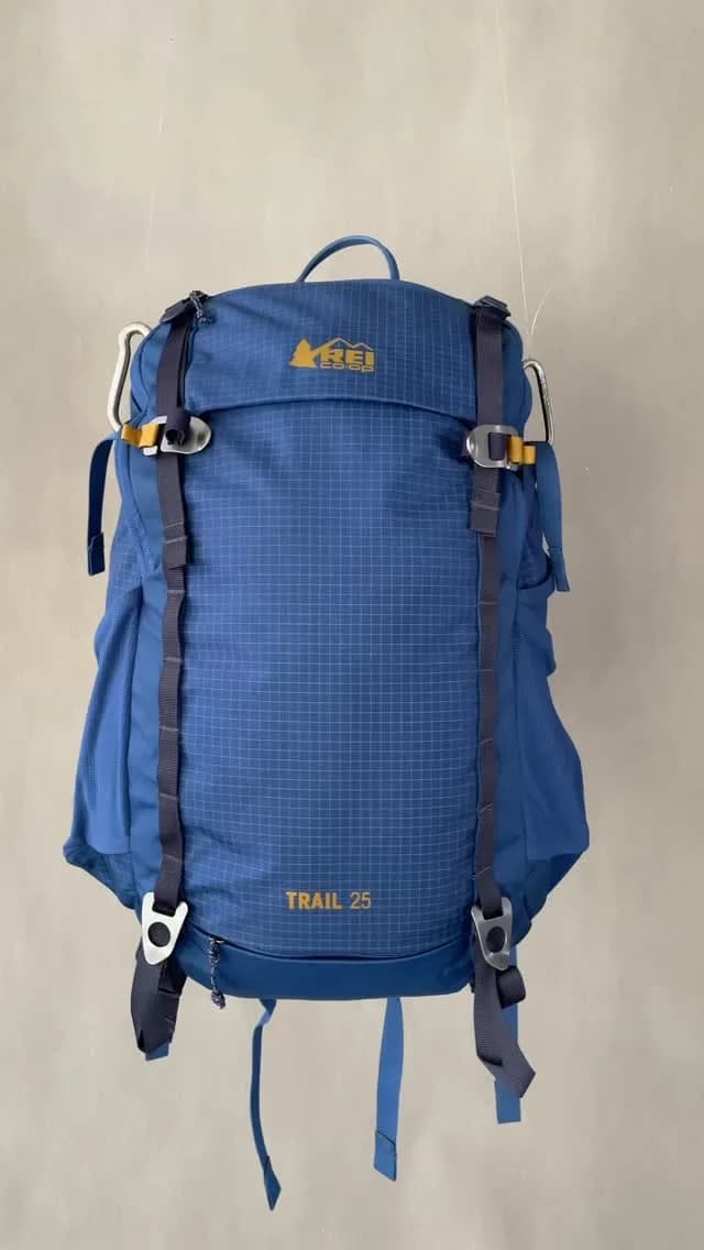 کوله‌پشتی Trail 25 لیتری REI، رنگ آبی و طوسی، جنس برزنت، طرح چهارخانه، کوله پشتی کوهنوردی جیب‌دار