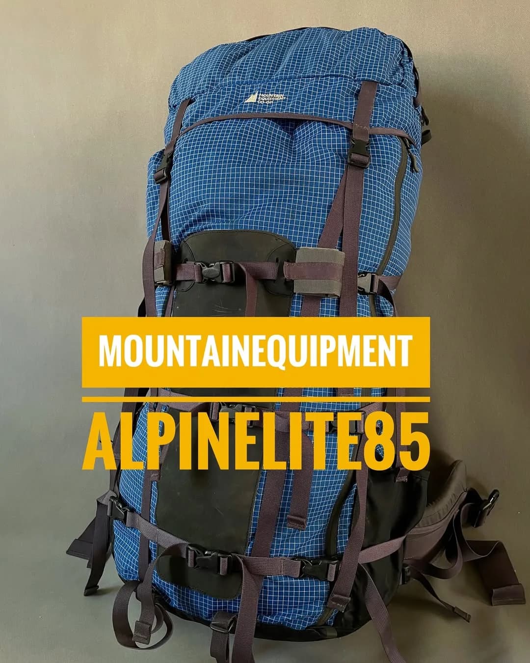 کوله‌پشتی کوهنوردی Alpinelite 85 MEC، رنگ آبی و سیاه، جنس برزنت، طرح چهارخانه ریز، بزرگ