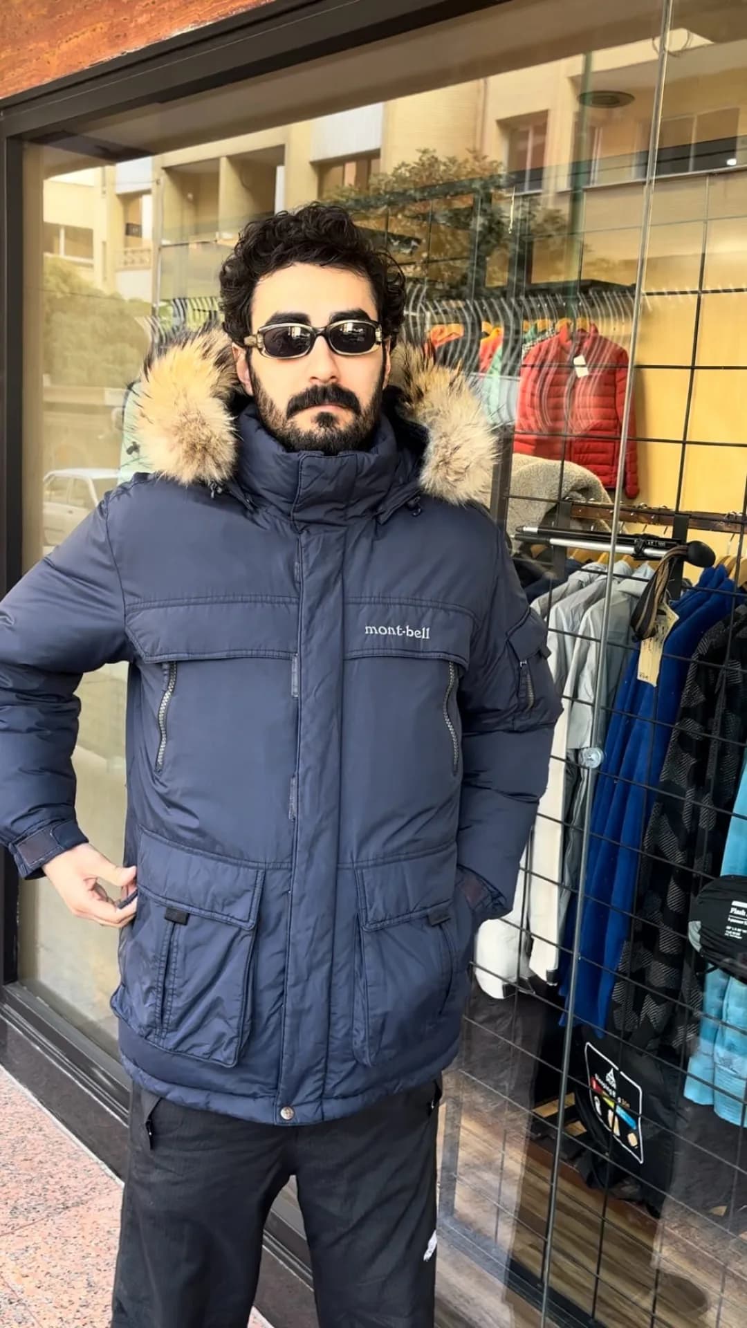 کاپشن پر اسکیمویی سایز ۱۰۰ مونت بل، رنگ سرمهای و مشکی، کاپشن کوتاه پفی