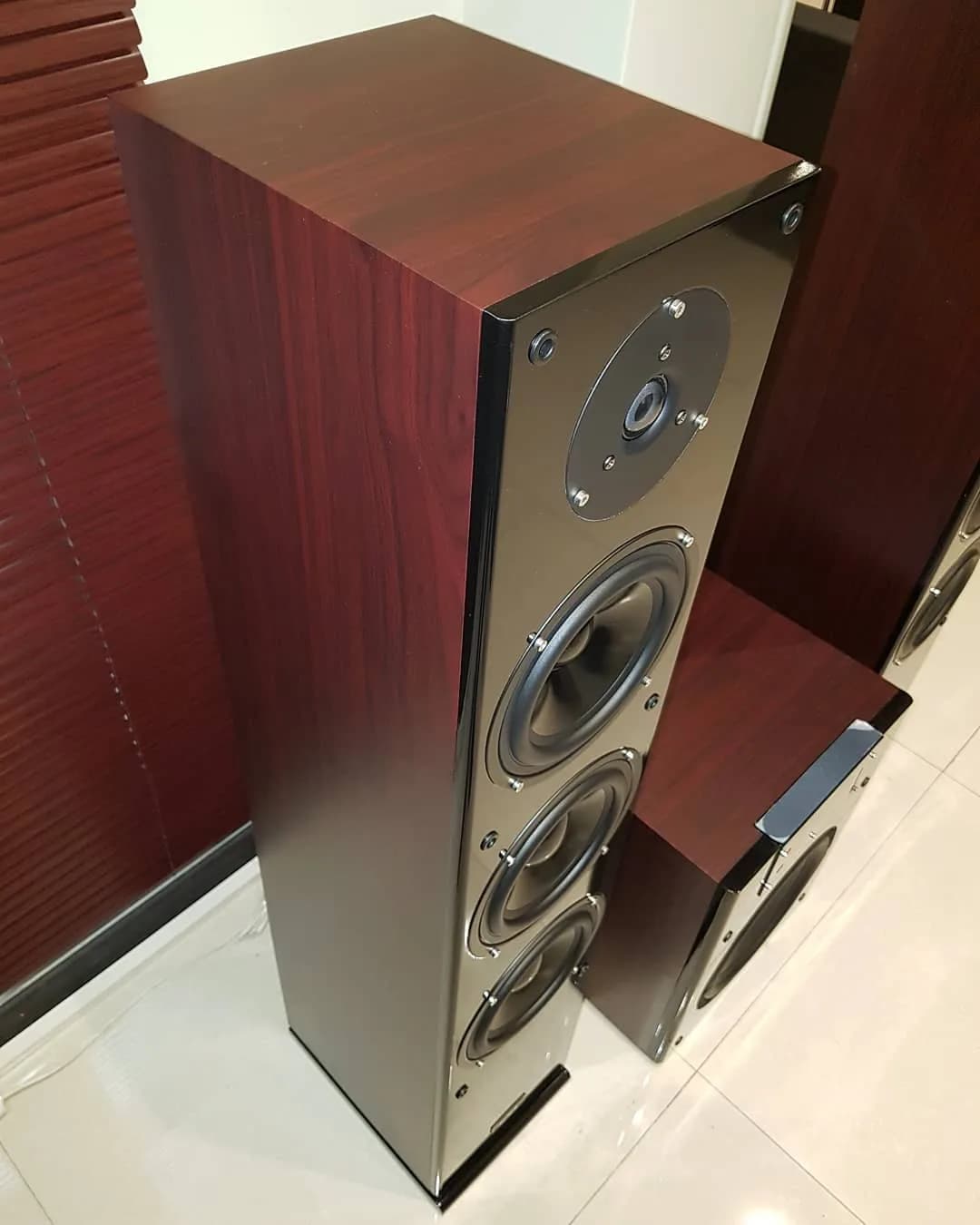 اسپیکر ایستاده Bsc 2.1، رنگ قهوه‌ای تیره و مشکی، جنس چوب، ایستاده چند ووفر