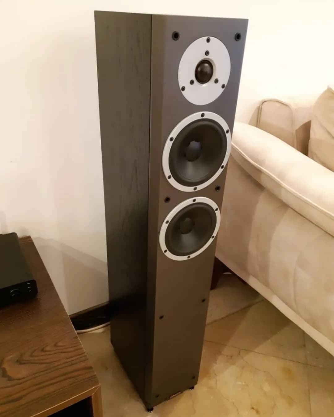 اسپیکر ایستاده داینائودیو M30، رنگ قهوه‌ای و سفید، جنس چوب، سه ووفر