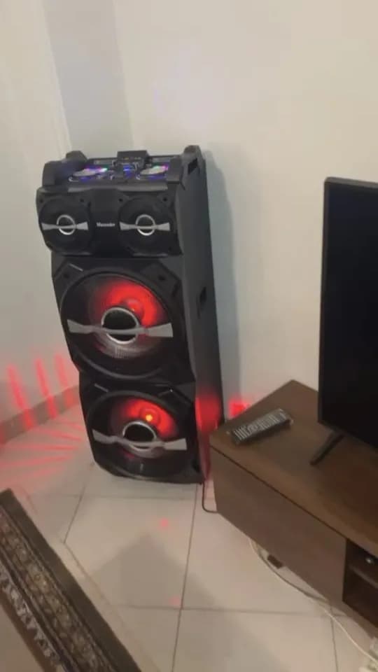 اسپیکر شارژی مکسیدر، رنگ مشکی و قرمز، جنس پلاستیک، ایستاده و مستطیلی
