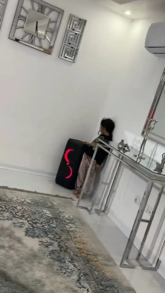 اسپیکر، رنگ مشکی و قرمز، جنس پلاستیک، ایستاده و مستطیلی