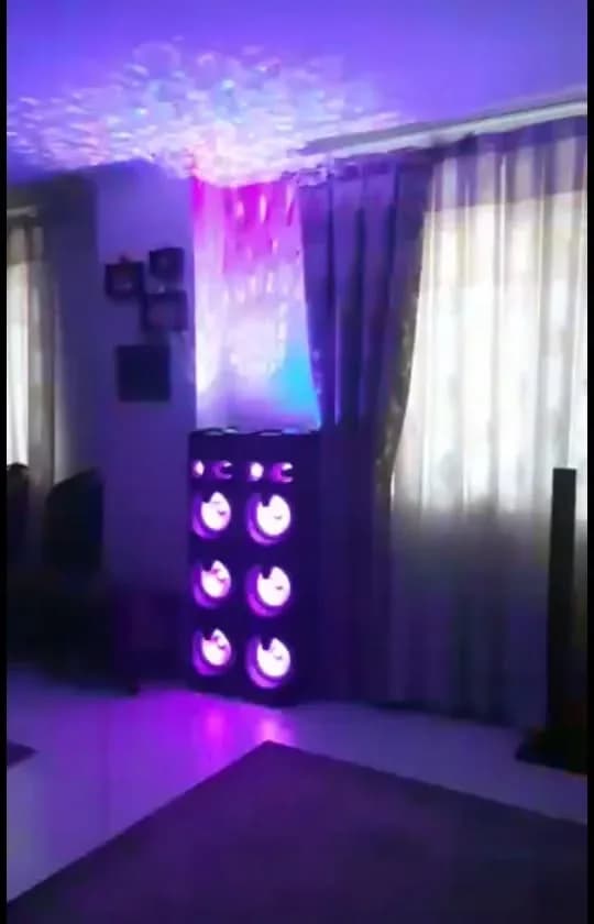 اسپیکر چراغدار مکسیدر، رنگ مشکی و بنفش، جنس پلاستیک، ایستاده