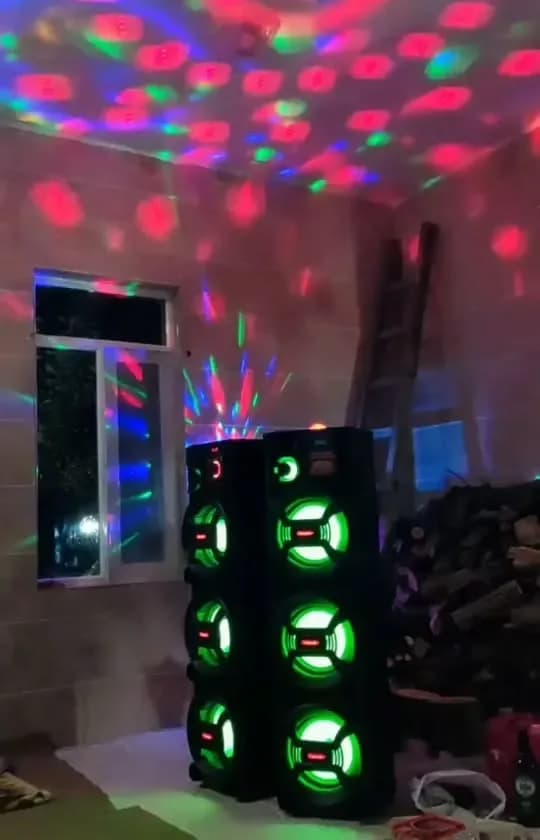 اسپیکر چراغدار مکسیدر، رنگ مشکی و سبز، جنس پلاستیک، ایستاده