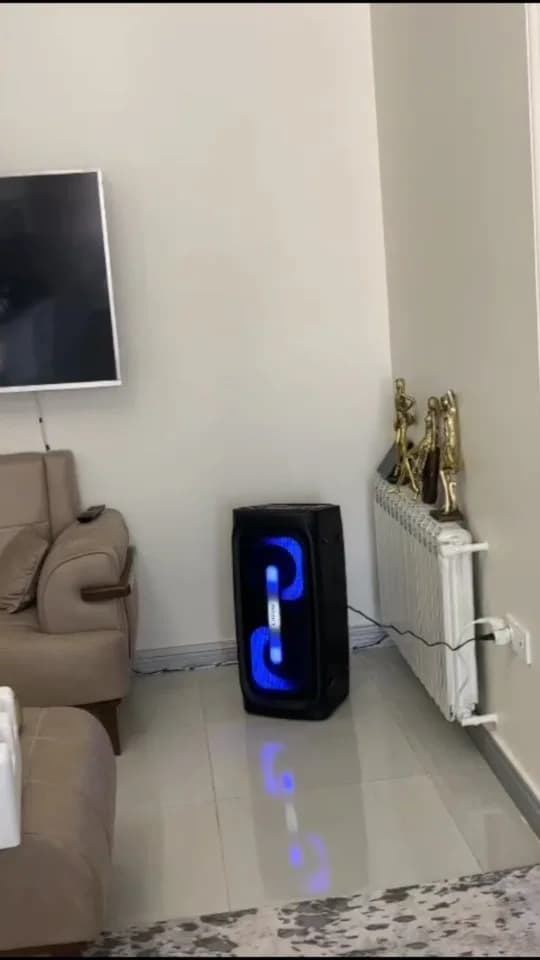 اسپیکر قابل حمل ضدآب آیوا، رنگ مشکی و آبی، ایستاده، نوردار
