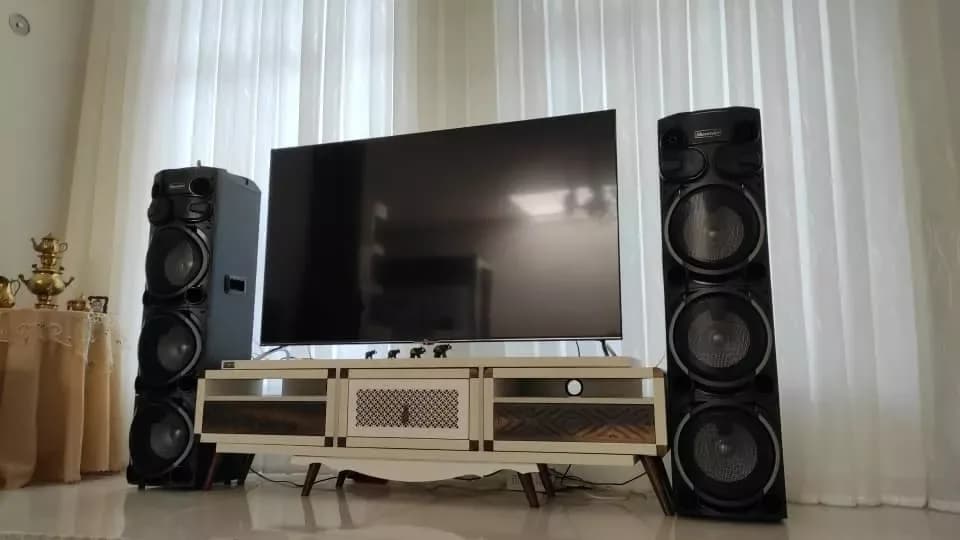 اسپیکر چراغدار مکسیدر، رنگ مشکی، جنس پلاستیک، ایستاده، بلند