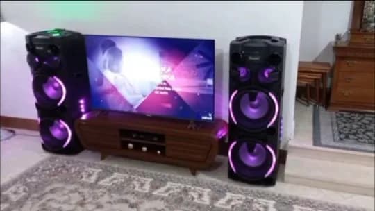 اسپیکر مکسیدر، رنگ مشکی و بنفش، جنس پلاستیک، ایستاده بزرگ با نورپردازی