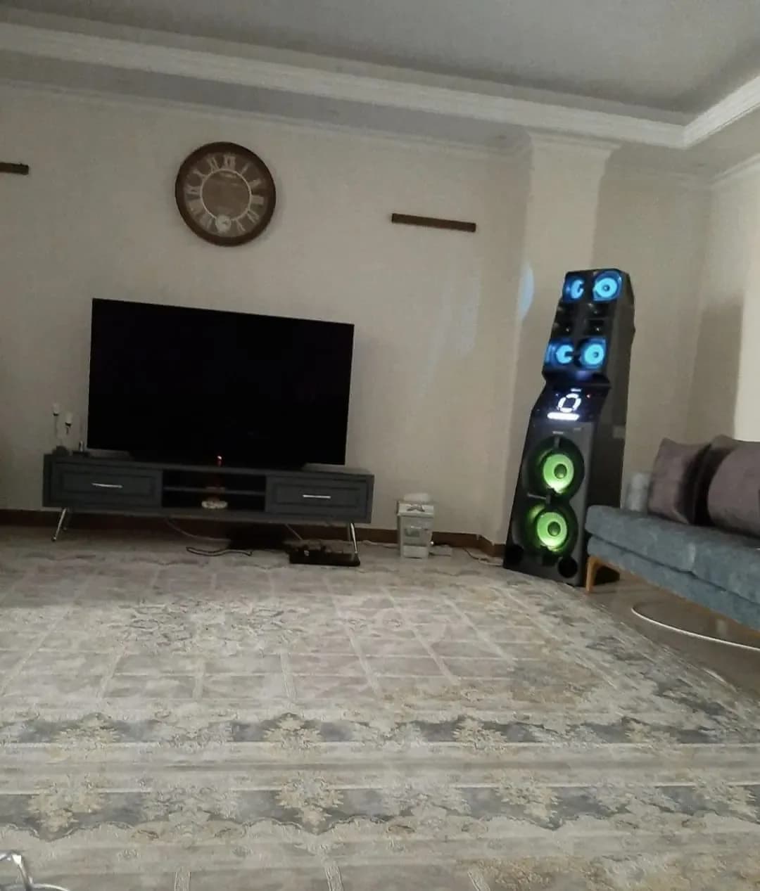 اسپیکر خانگی، رنگ سیاه، سبز و آبی، جنس پلاستیک و فلز، بزرگ ایستاده