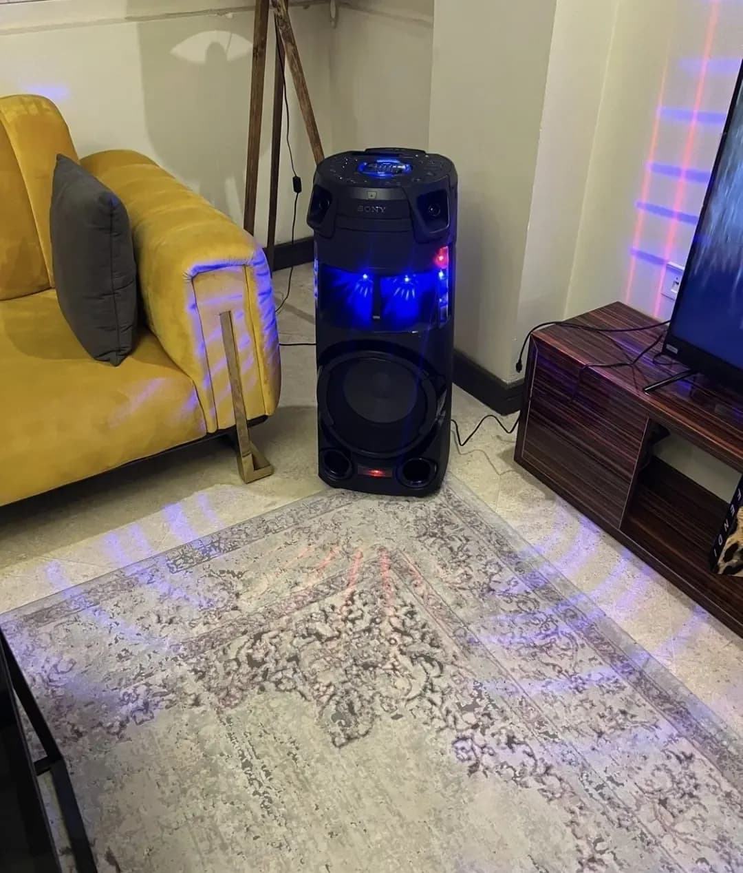 اسپیکر V43 سونی، رنگ مشکی و آبی، جنس پلاستیک، ایستاده، بلند