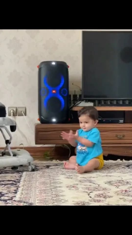 اسپیکر جی بی ال، رنگ مشکی و آبی، جنس پلاستیک و فلز، استوانهای بزرگ