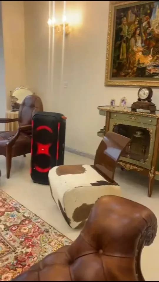 اسپیکر پارتی ۸۰۰ وات JBL، رنگ مشکی و قرمز، جنس پلاستیک، ایستاده مستطیلی