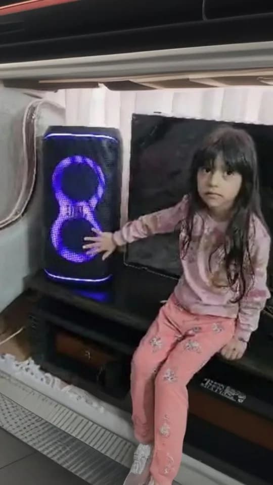 اسپیکر شارژی، رنگ مشکی، جنس پلاستیک، اسپیکر بلوتوثی