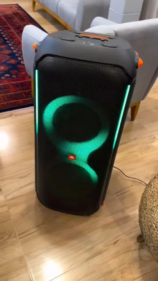 اسپیکر بلوتوثی JBL، رنگ مشکی و سبز، جنس پلاستیک، ایستاده استوانهای