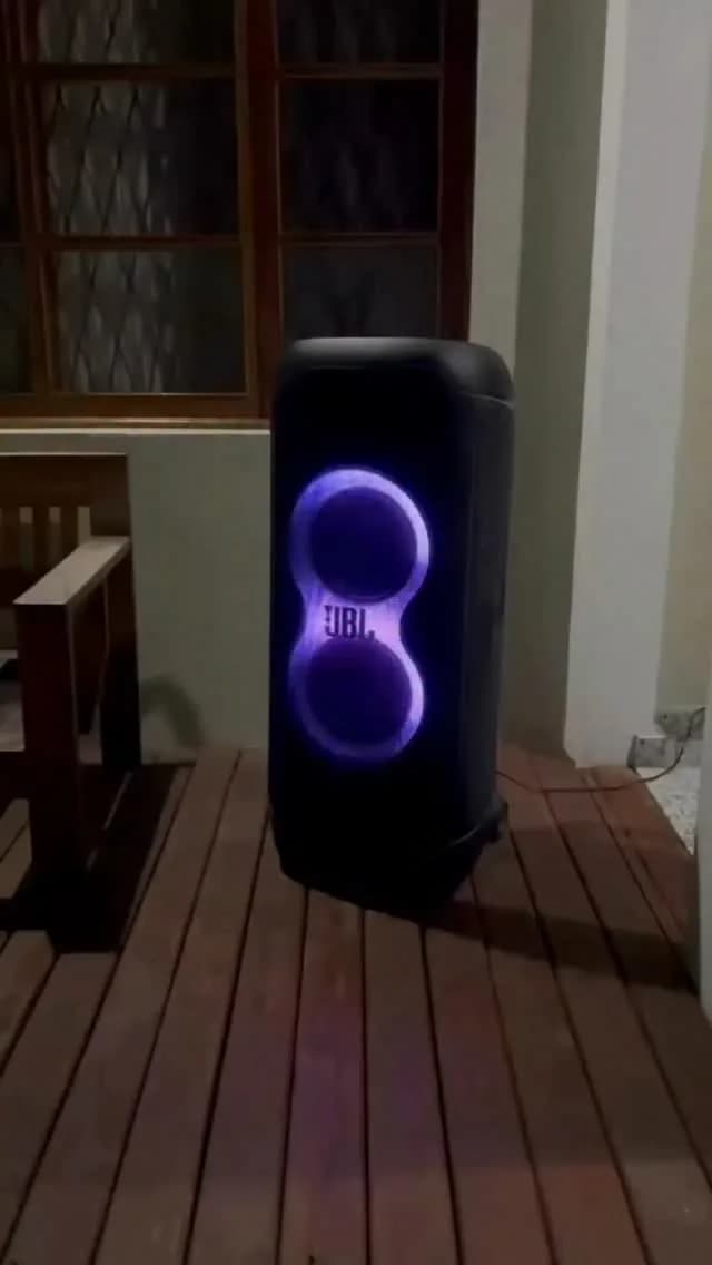 اسپیکر پارتی‌باکس JBL، رنگ مشکی و بنفش، جنس پلاستیک، ایستاده، دارای نور