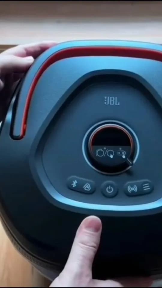 اسپیکر قابل حمل JBL، رنگ سرمهای و قرمز، جنس پلاستیک