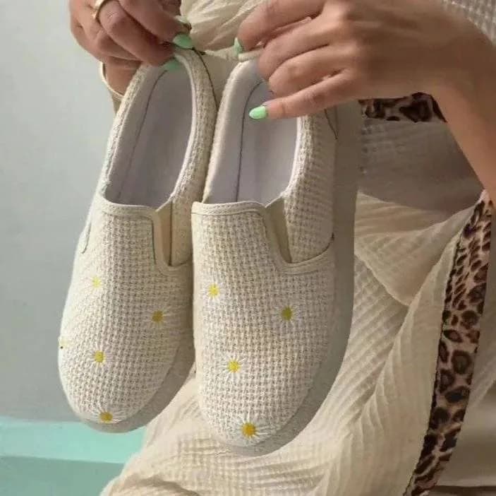 کفش اسلیپآن بافتی زنانه کرم، رنگ سفید، جنس بافتنی، طرح گلدار، تخت