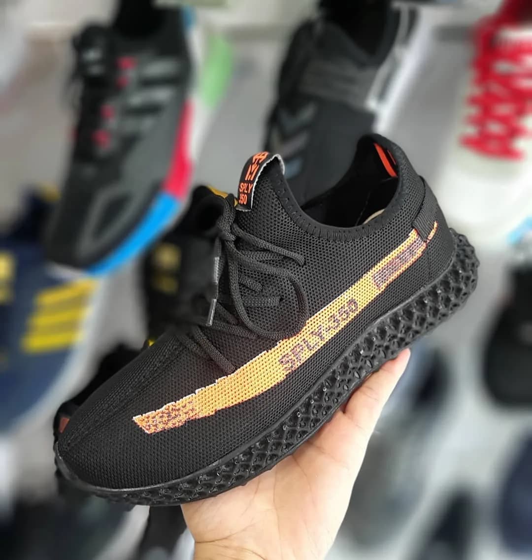 کتانی مردانه، رنگ مشکی و نارنجی، جنس پارچه و لاستیک، کتانی بندی ورزشی