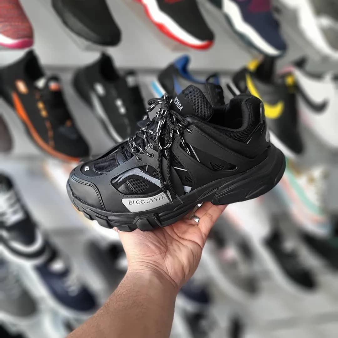 کتانی مردانه، رنگ مشکی و نقره‌ای، جنس چرم و مش، بنددار، لژدار