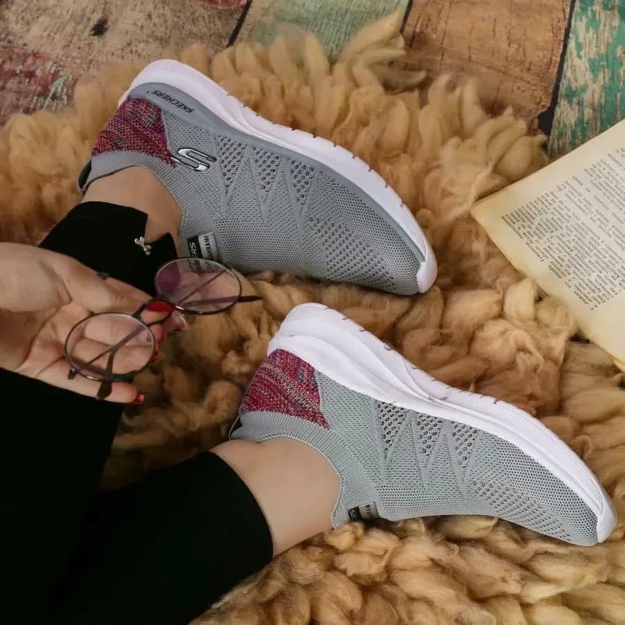 کتانی بافت زنانه کد ۱۱۳۵، رنگ خاکستری، قرمز و سفید، جنس بافتنی و پلاستیک، کتانی اسلیپآن