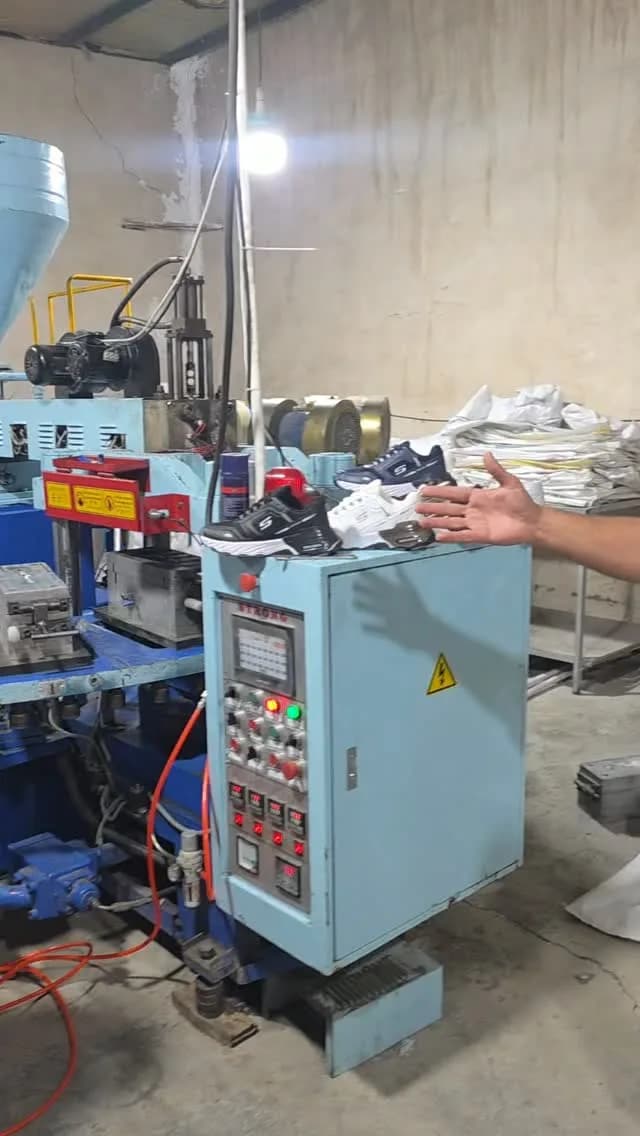 کفش مردانه اسکیچرز مکس، رنگ مشکی، سفید و سرمه‌ای، کتانی، ورزشی