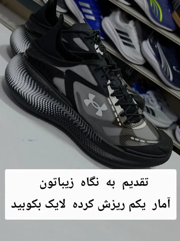 کتانی رانینگ آکبند آندر آرمور، رنگ مشکی، سفید و طوسی، جنس پارچه و پلاستیک، کتانی بندی، تخت