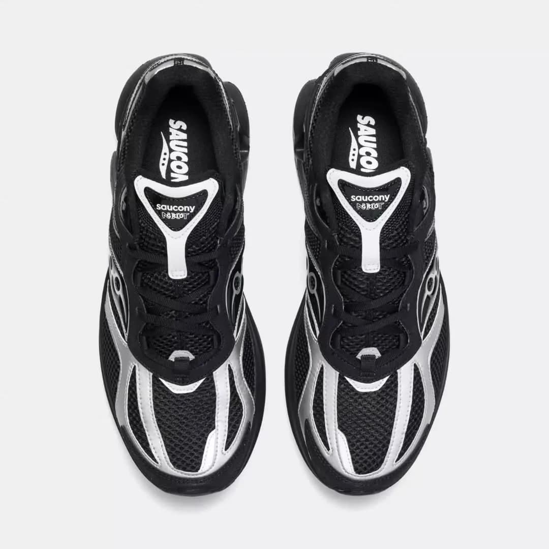 کفش اورجینال مدل Grid NXT Saucony، رنگ مشکی، نقرهای و سفید، جنس مش و چرم مصنوعی، بنددار، لژ تخت
