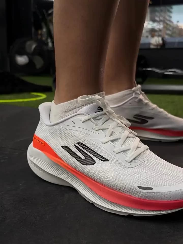 کفش دویدن Slip-In Aero Pulse اسکیچرز، رنگ سفید، نارنجی و مشکی، جنس مش، کتانی، بنددار، پاشنه تخت