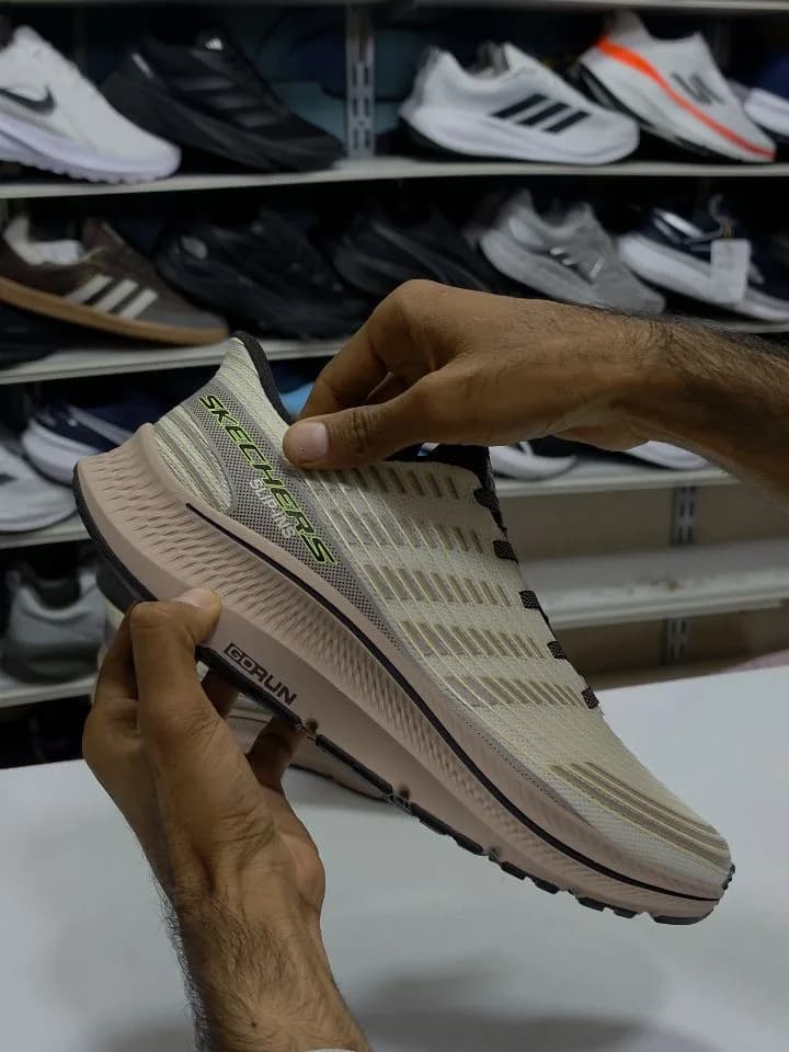 کفش GO RUN Consistent 2.0 بدون بند اسکیچرز، رنگ کرم و سبز فسفری، جنس پارچه، کتانی، بنددار، کفی ضخیم