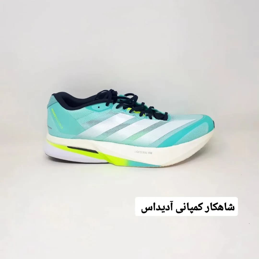کتانی آدیداس بوستون ۱۳، رنگ آبی فیروزه‌ای، سفید و زرد فسفری، جنس پارچه، بنددار، تخت