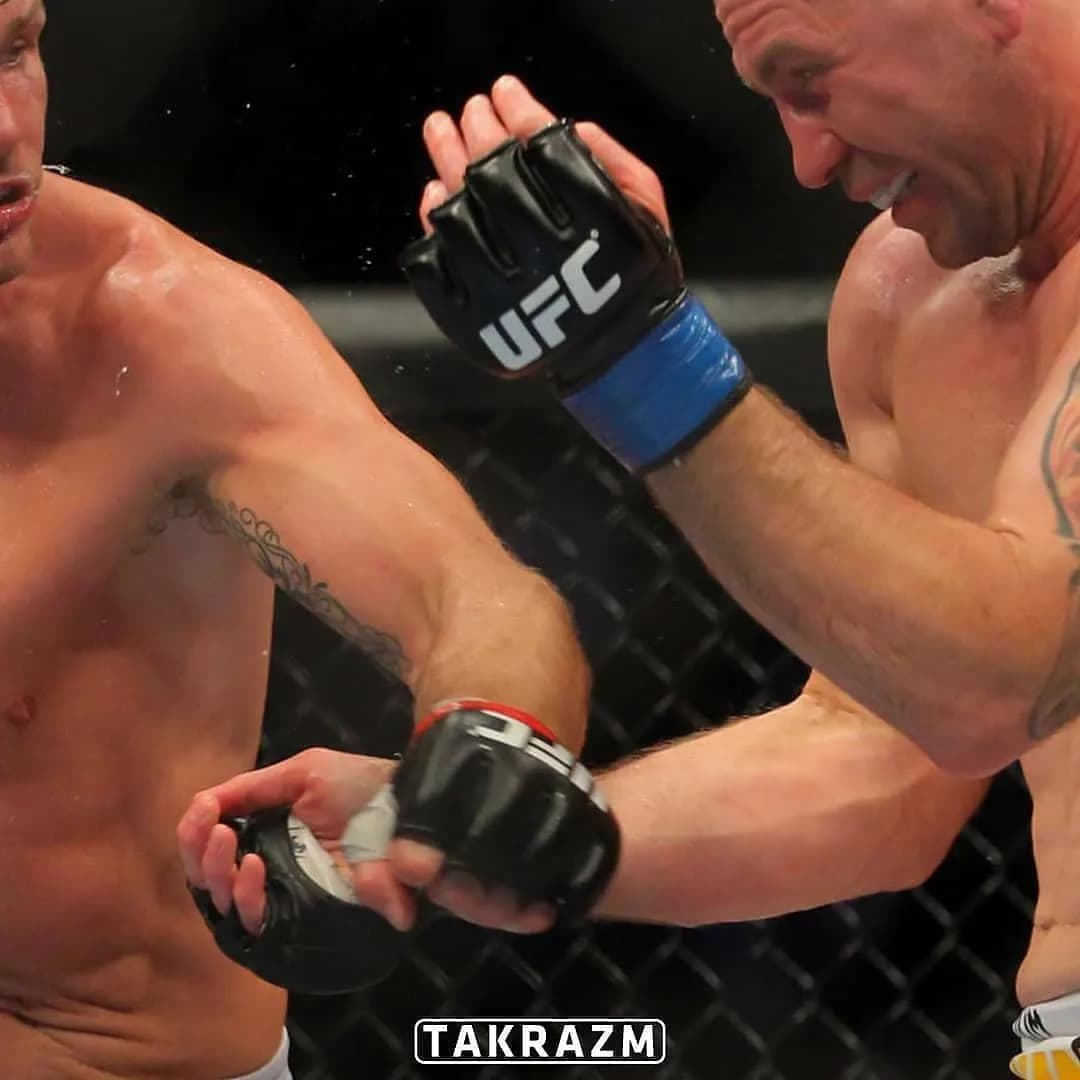 دستکش UFC چرم Twins، رنگ مشکی، آبی و قرمز، انگشت باز