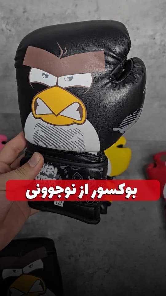 دستکش بوکس نوجوان طرح‌دار ونوم، رنگ مشکی، سفید و قهوه‌ای، جنس چرم، طرح شخصیت کارتونی، دستکش رزمی بچگانه
