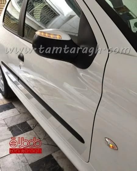 قاب آینه راهنمادار پژو ۲۰۶، رنگ مشکی و سفید، جنس پلاستیک و شیشه، بیضی، دارای چراغ