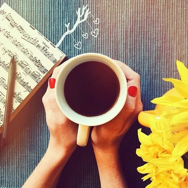 ماگ استارباکس، رنگ سفید و قهوه‌ای، جنس سرامیک و کاغذ، استوانه‌ای دسته‌دار