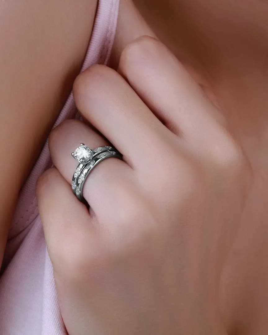 حلقه پشت حلقه نقره ایتالیایی، جنس فلز، طرح نگین‌کاری، انگشتر سولیتر و حلقه نگین‌دار