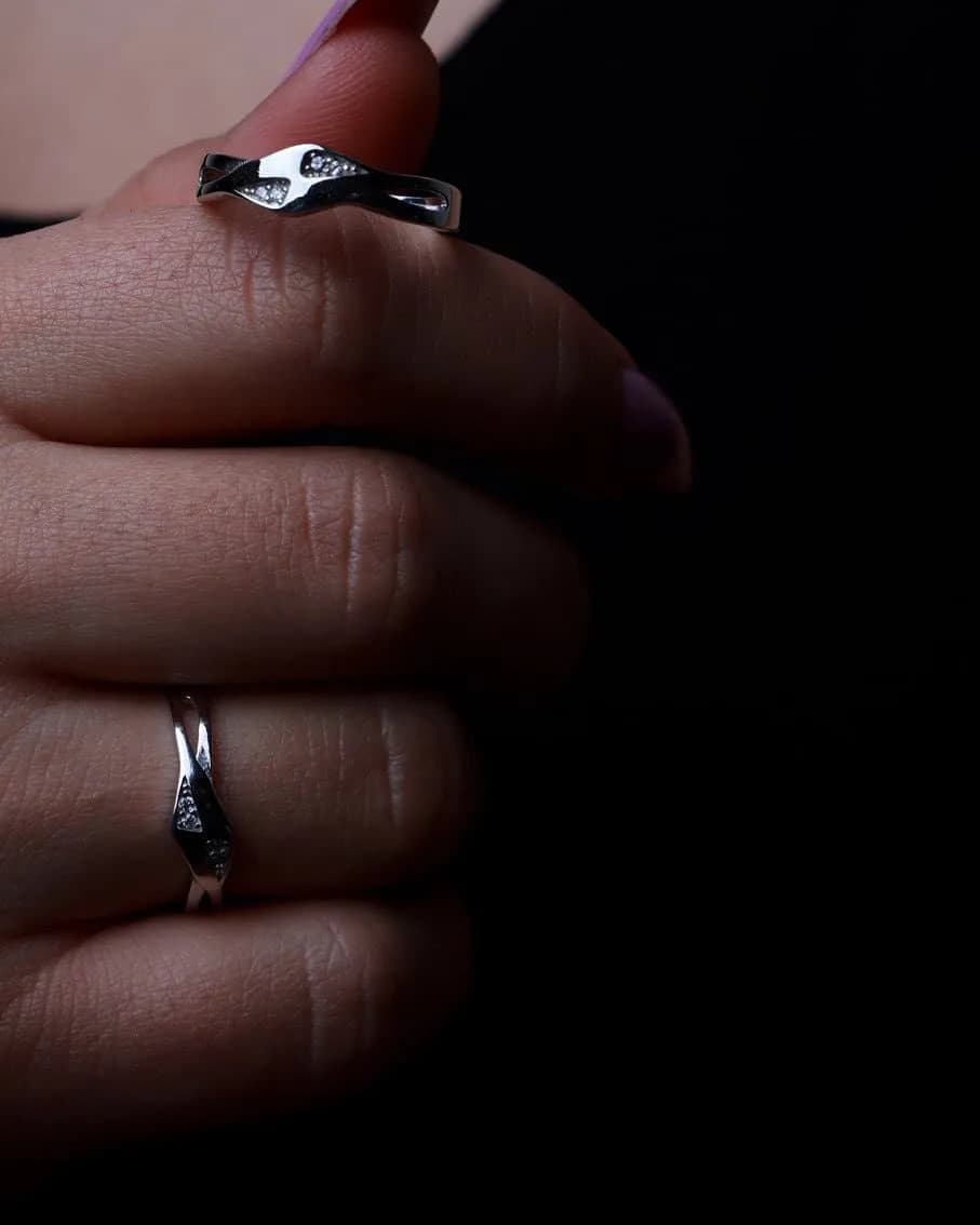 ست حلقه نقره، رنگ نقره‌ای، جنس فلز، انگشتر پیچ‌خورده نگین‌دار
