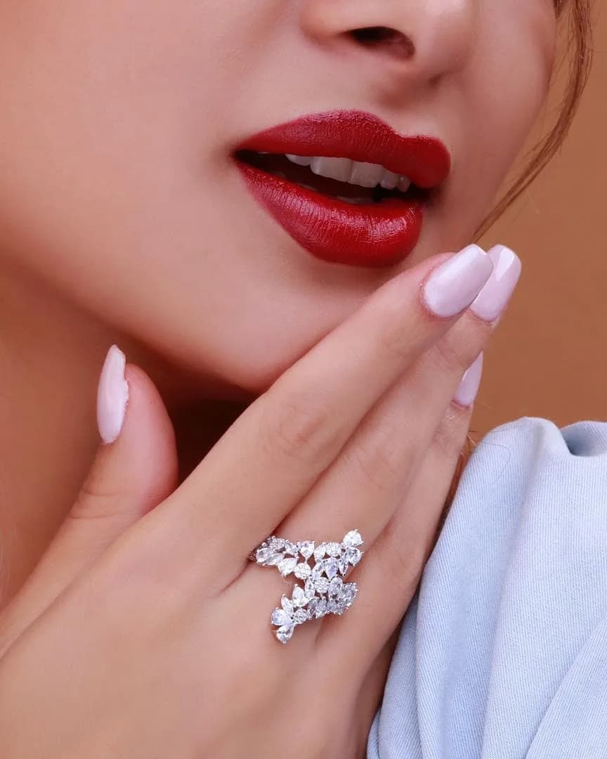 انگشتر نقره آریسان، رنگ نقره‌ای، طرح سنگ‌دوزی، انگشتر فانتزی، گل‌دار