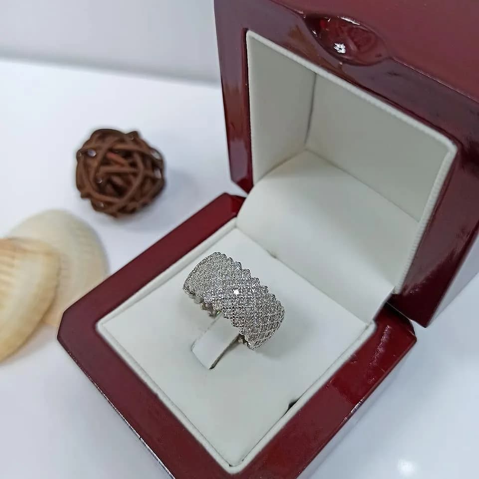 انگشتر نقره طرح پرنس، رنگ نقره‌ای، طرح سنگ‌دوزی، حلقه‌ی پهن، موج‌دار