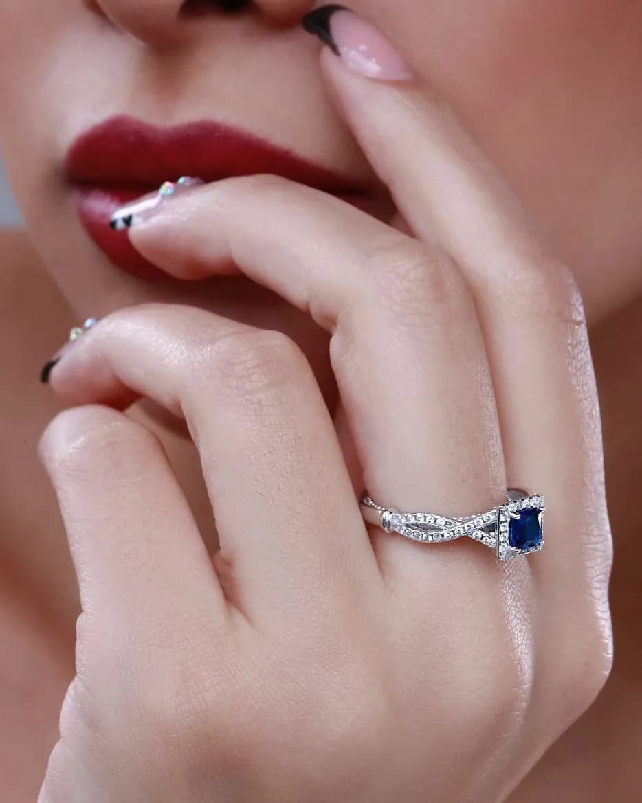 انگشتر نشون نقره، رنگ نقره‌ای و آبی، جنس نگین، نگین‌دار مربع