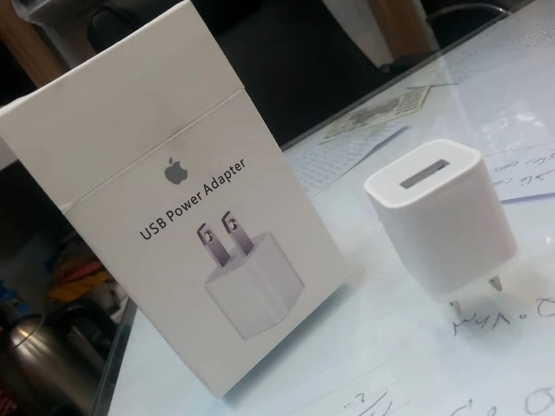 کلگی شارژر آیفون پک‌دار، رنگ سفید، جنس پلاستیک، دو شاخه، USB