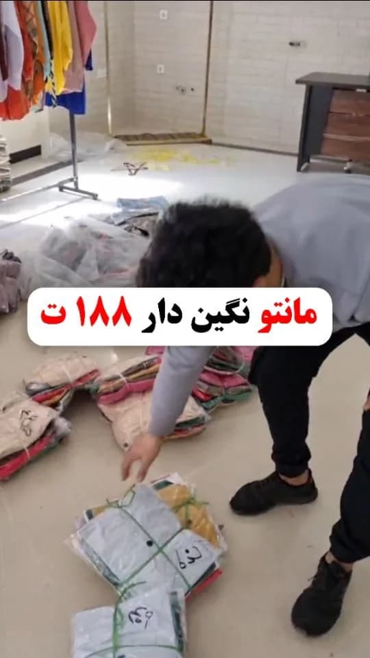 مانتو اسپرت نگین‌دار، رنگ سفید، زرد و آبی، جنس کتان، طرح گلدوزی، بلند گشاد آستین بلند