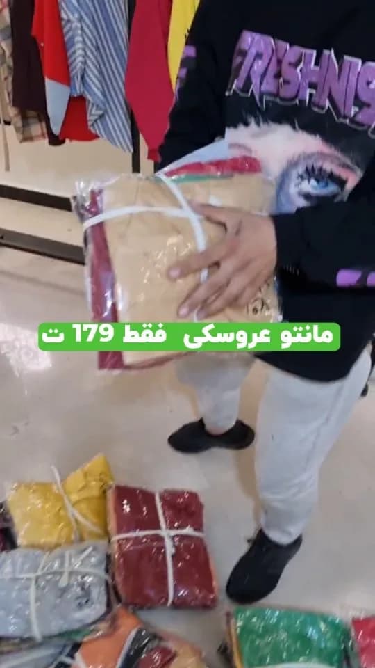 مانتو عروسکی دخترانه، رنگ کرم، قرمز و زرد، بلند دکمهدار