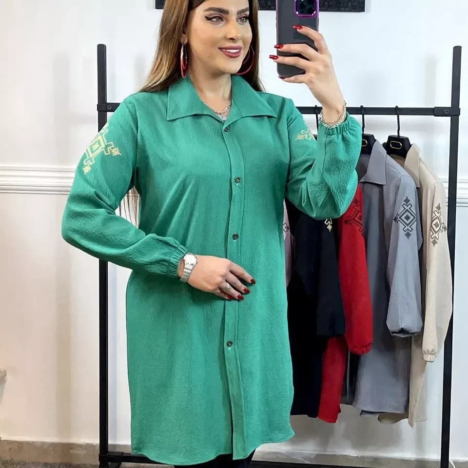 مانتو گلدوزی پارچه ینزی، رنگ سبز، بلند، یقه مردانه، آستین بلند، گشاد