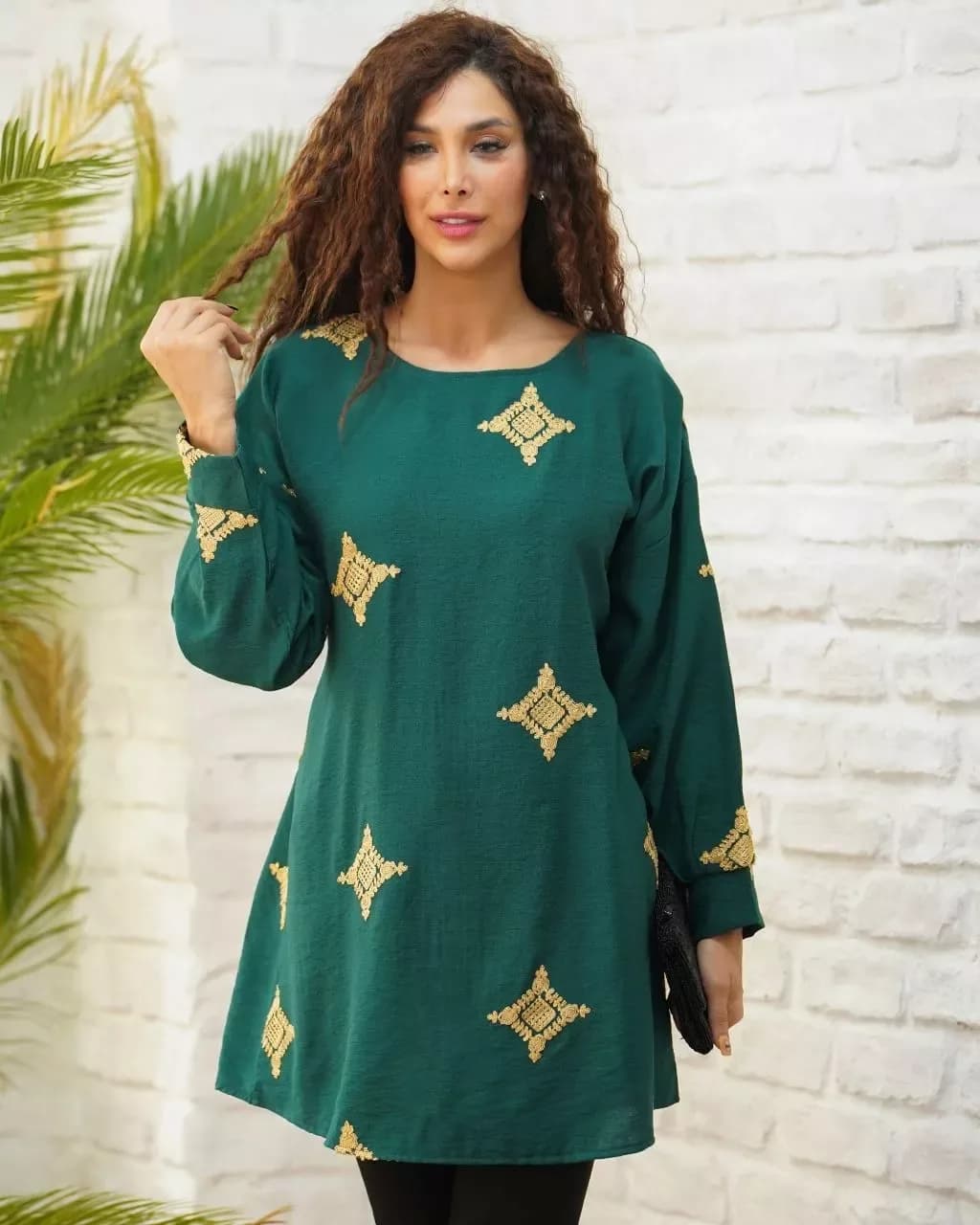 مانتو زنانه، رنگ سبز تیره و طلایی، طرح گلدوزی، قد متوسط، یقه گرد، آستین بلند